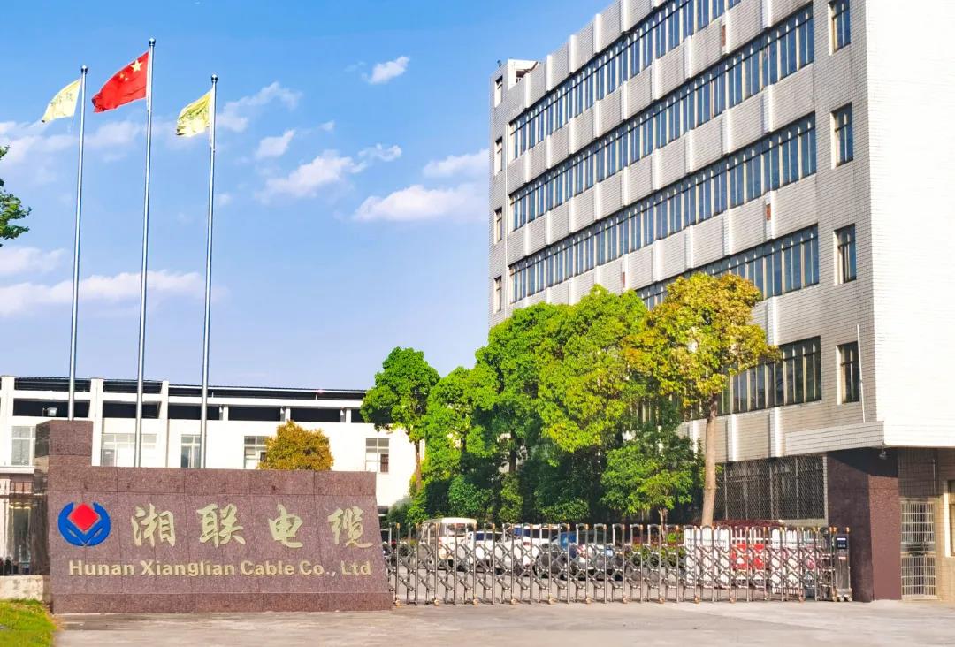 今日小雪，用一組湘聯(lián)小伙伴拍攝的美照來迎接廠區(qū)的冬天！